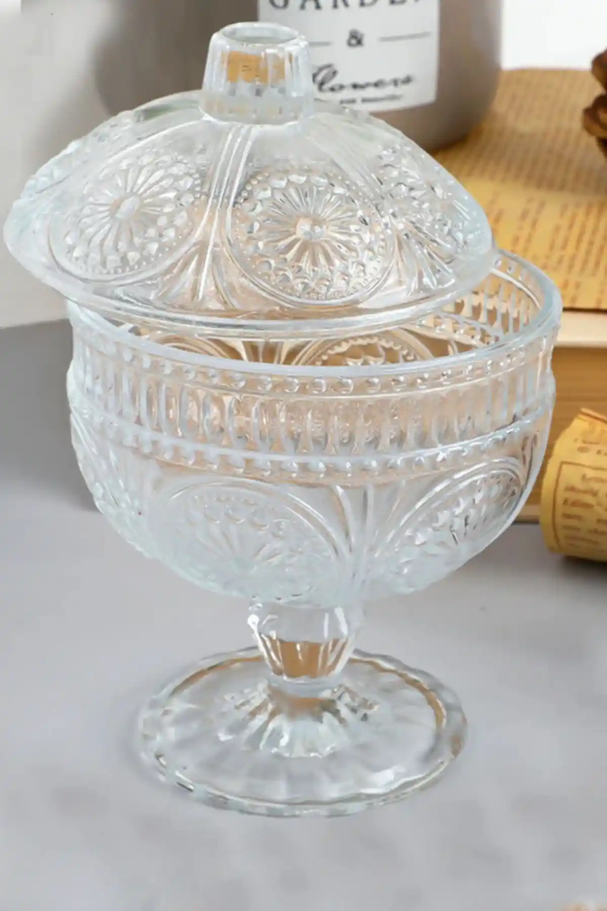 Ayaklı Kapaklı Cam Şekerliklerle Sofralarınıza Şıklık ve Fonksiyonellik Katın