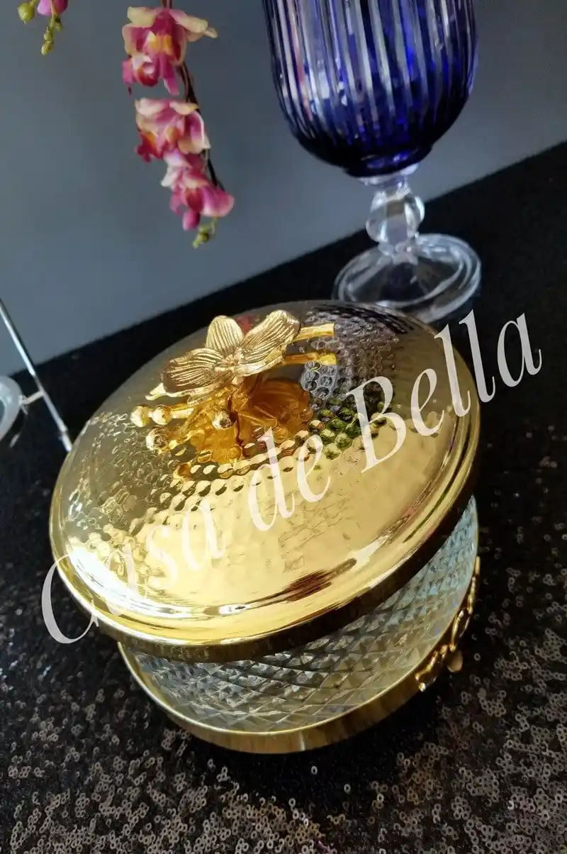 Ayaklı Kapaklı Cam Sunumluklar Dekorasyonda Şıklık ve İşlevselliğin Buluşması