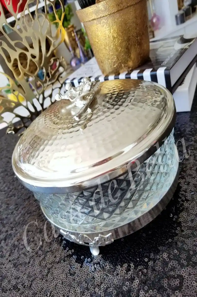 Ayaklı Kapaklı Sunumluklar Dekorasyon ve Sergileme İçin Modern Çözümler