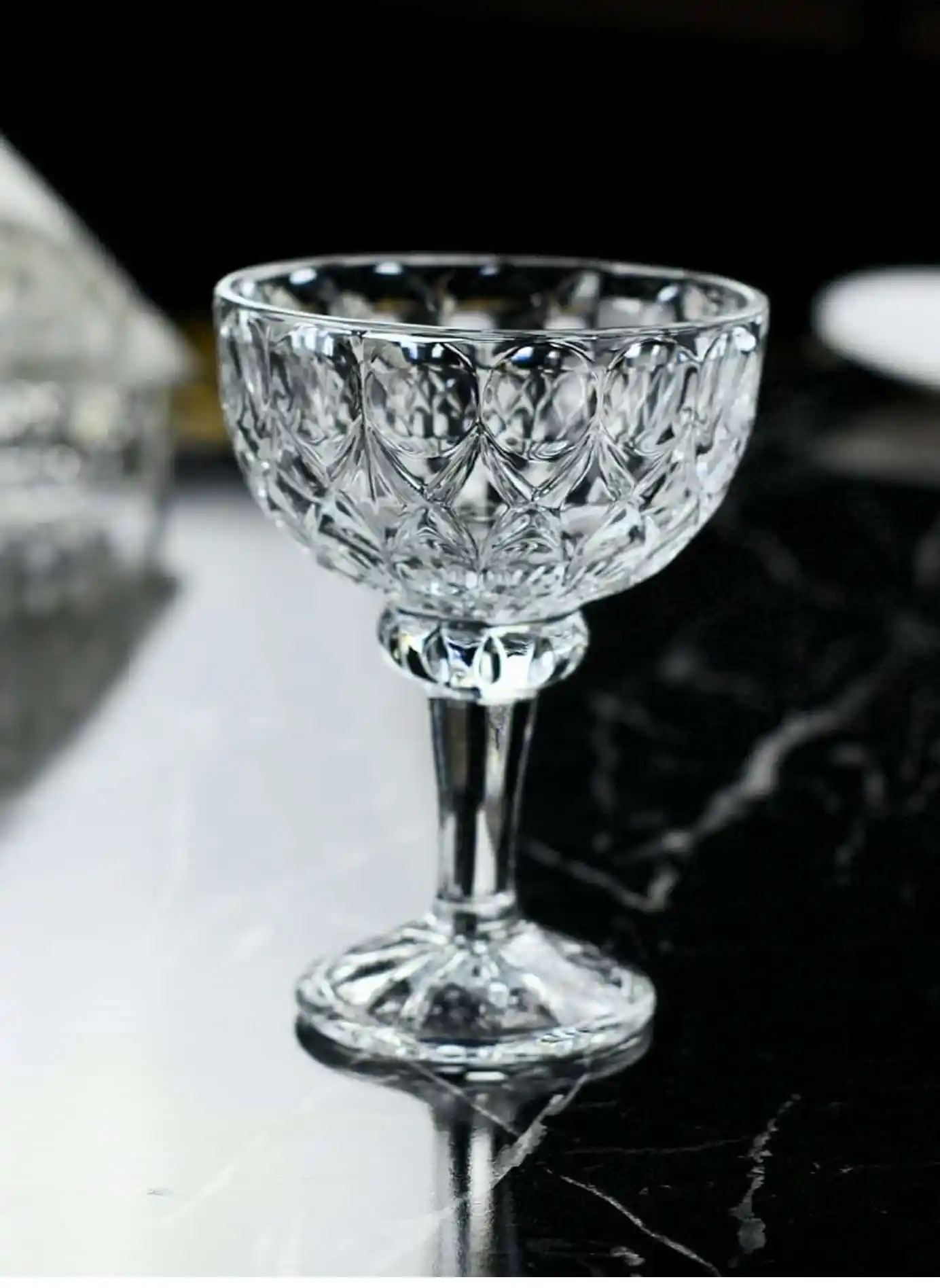 Ayaklı Kase Takımı ile Dekorasyonunuzu Şık ve Fonksiyonel Hale Getirin