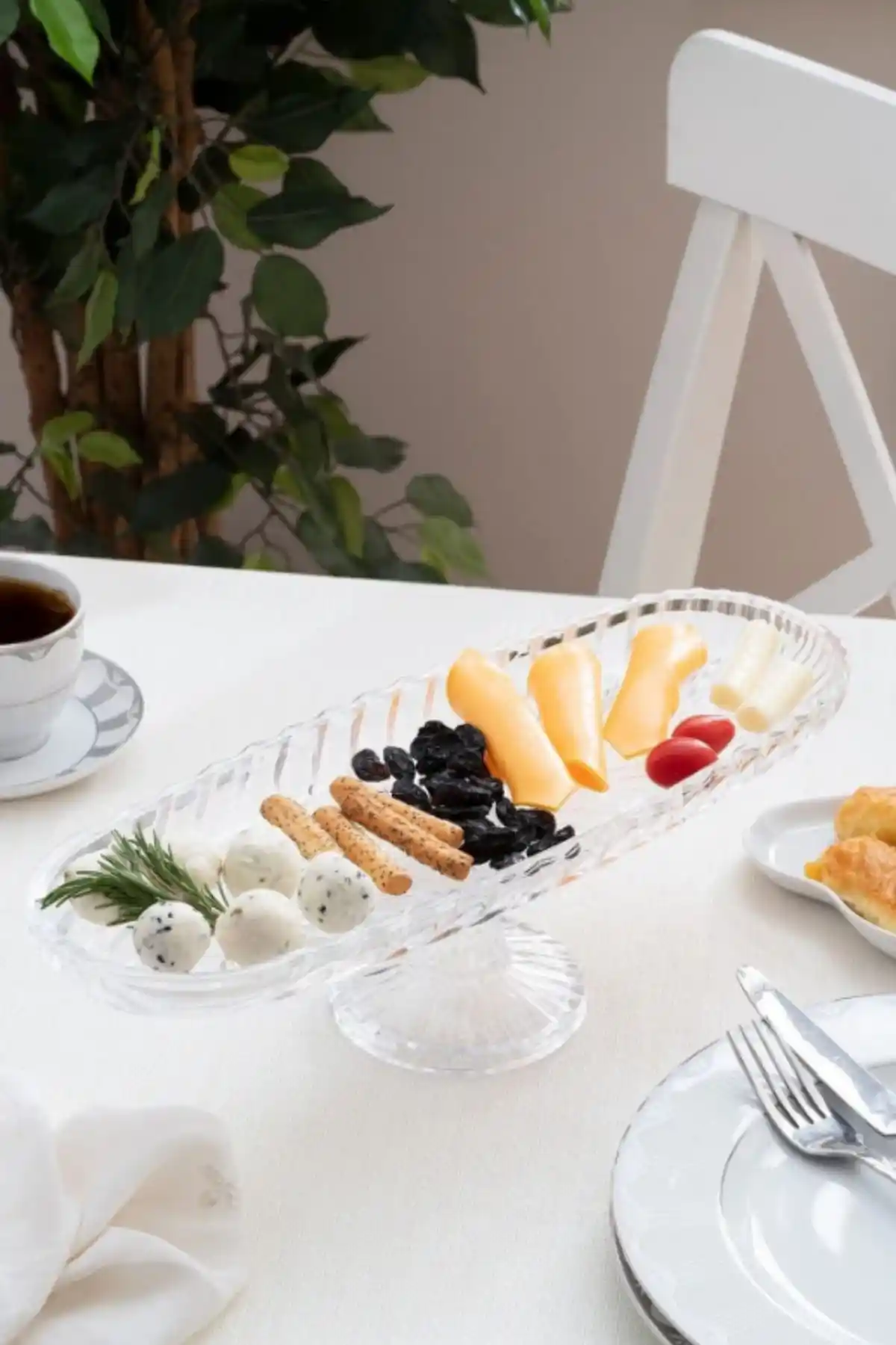 Ayaklı Kayık Cam Sunum Tabağı ile Dekorasyonda Şıklık ve Fonksiyonellik