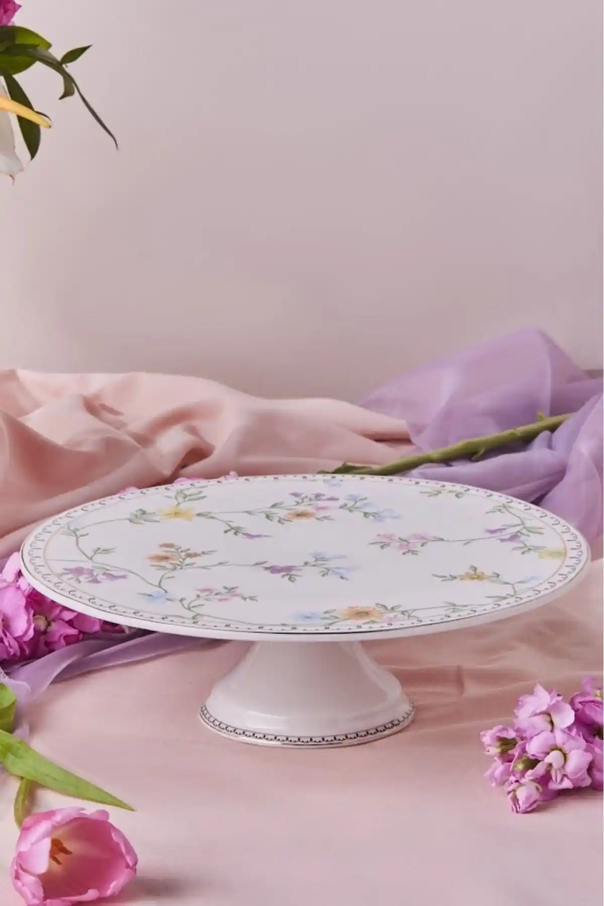 Ayaklı Kek Standları ile Dekorasyonda Zarafet ve Fonksiyonellik Bir Arada