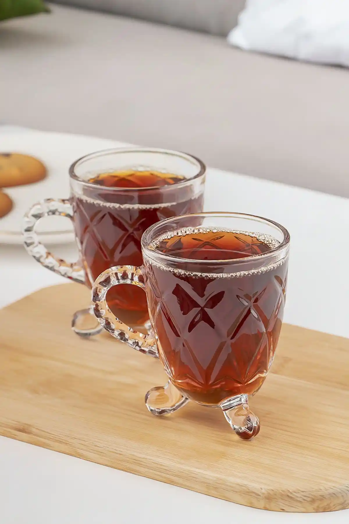 Ayaklı Kulplu Çay Bardağı Dekorasyonda Zarafet ve Fonksiyonellik Sağlayan Tasarım