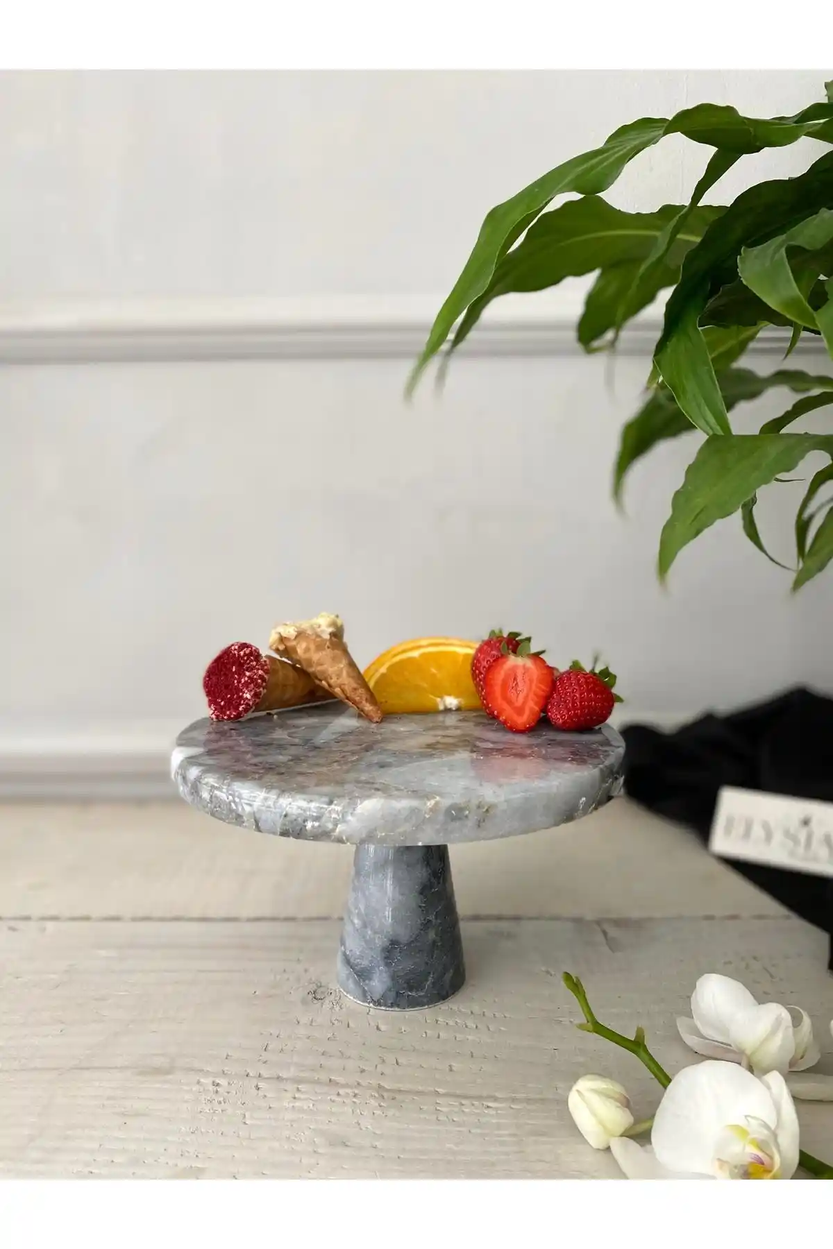 Ayaklı Mermer Sunumluklar ile Dekorasyonda Zarafet ve İşlevselliğin Buluşması