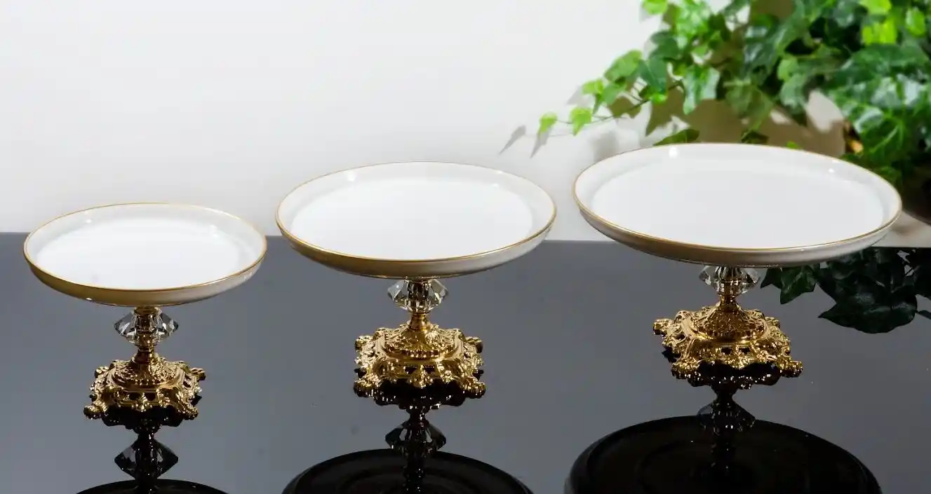 Ayaklı Porselen Servis Tabağı ile Dekorasyonda Zarafetin Yeni Adı