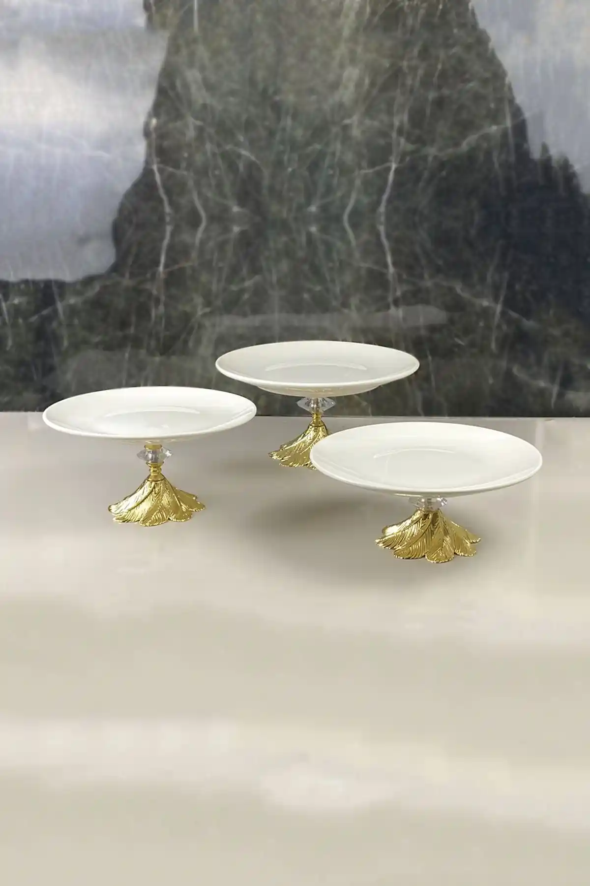 Ayaklı Porselen Sunumluklar ile Dekorasyonunuza Zarif ve Fonksiyonel Dokunuşlar Ekleyin