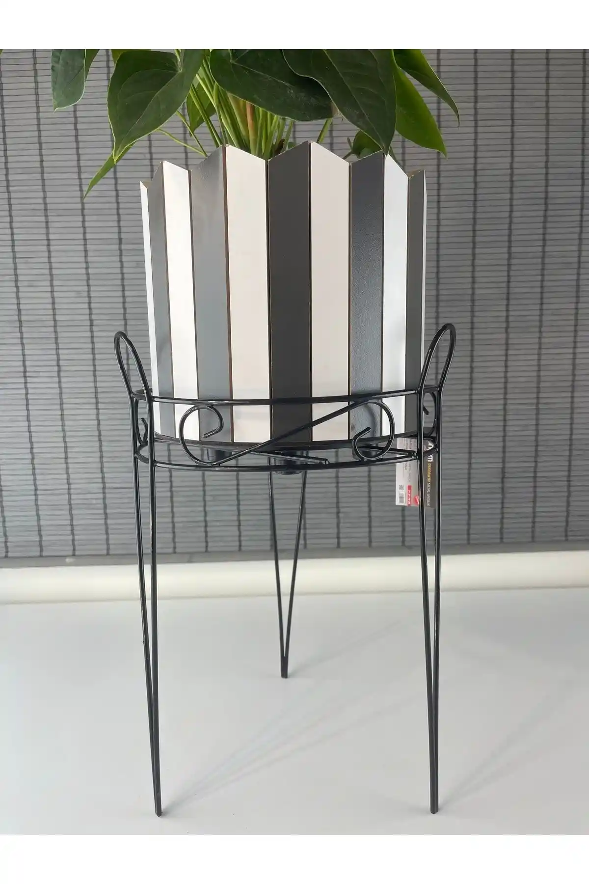 Ayaklı Saksı Standlarıyla Modern ve Fonksiyonel Dekorasyon Çözümleri