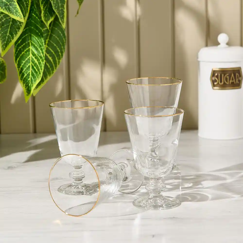 Ayaklı Su Bardağı ile Sofralarınıza Zarafet Katmanın Yolları ve Dekorasyon İpuçları