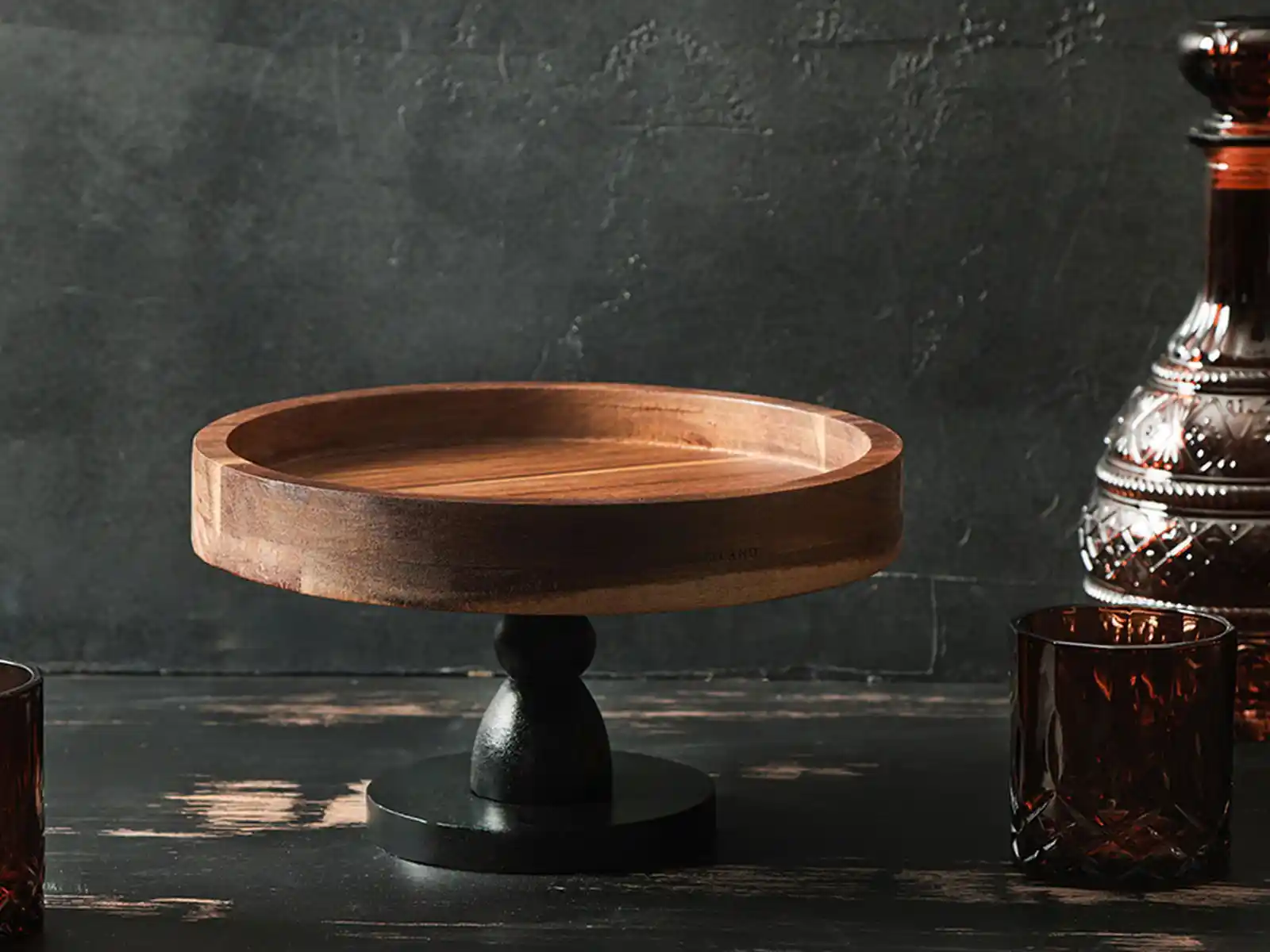 Ayaklı Sunum Tabağı ile Dekorasyonunuza Şıklık Katın ve Fark Yaratın