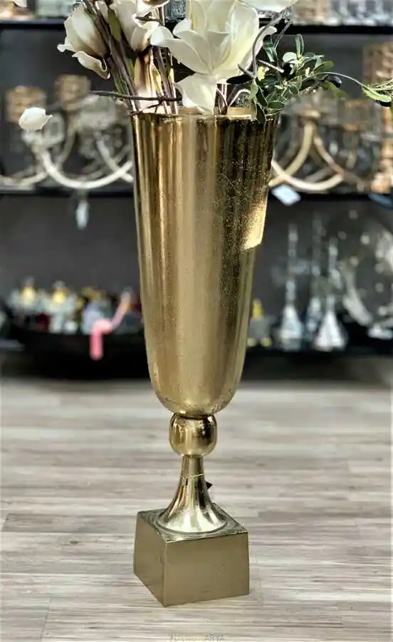 Ayaklı Vazolar ile Dekorasyonda Şıklık ve Fonksiyonelliğin Bütünleştiği Trendler