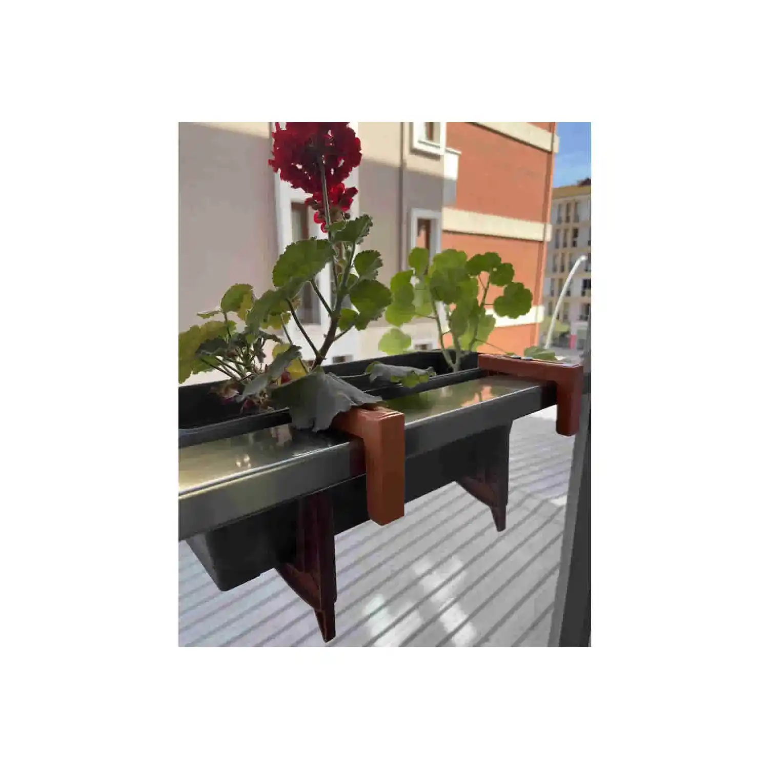 Ayarlı Balkon Saksı Askısı ile Modern ve İşlevsel Balkon Dekorasyonu Çözümleri