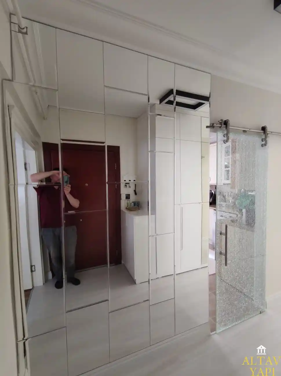 Ayna Kapaklı Vestiyerler: Modern ve Fonksiyonel Giriş Mobilyası Seçenekleri