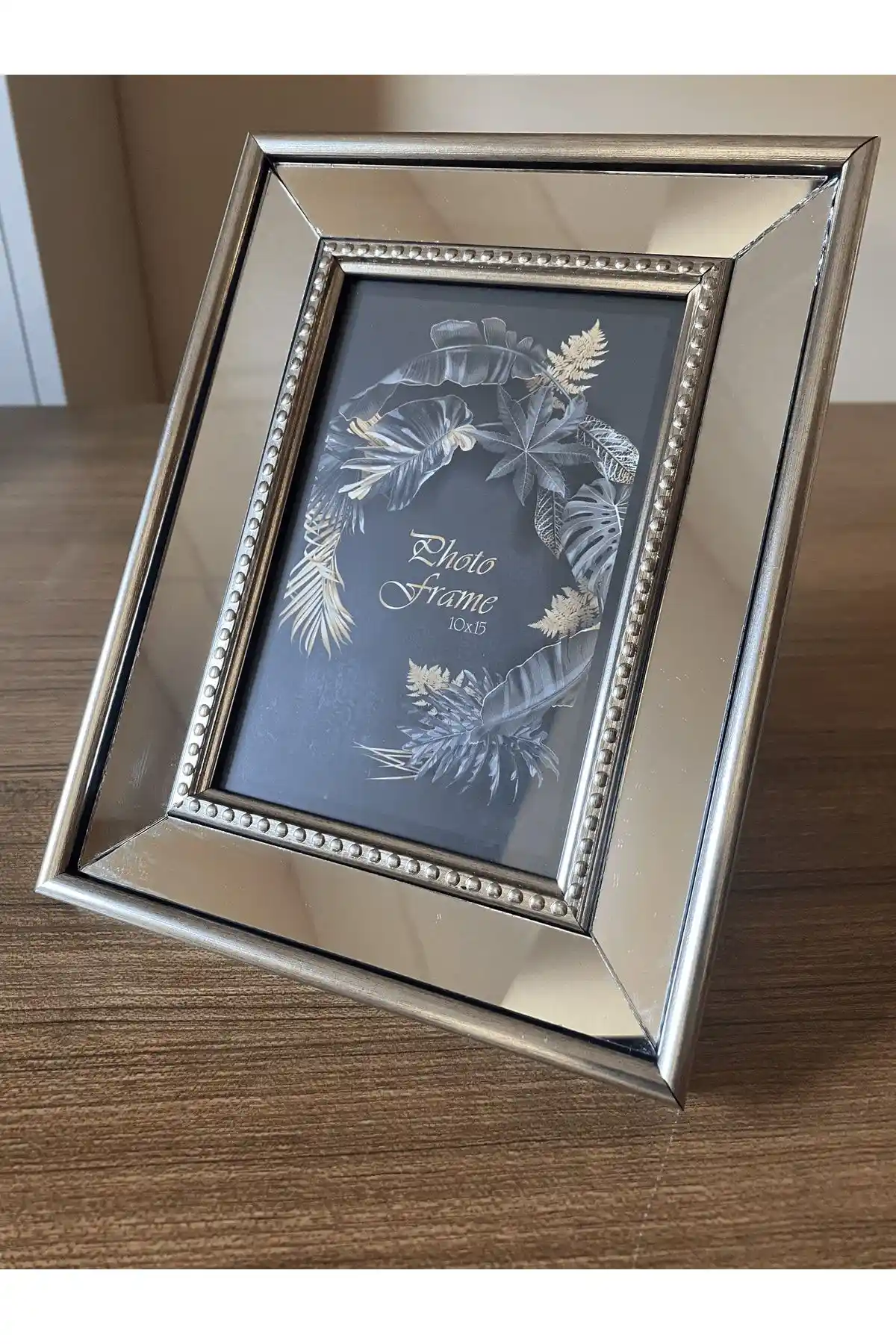 Aynalı Fotoğraf Çerçevesi ile Dekorasyonda Zarafet ve Fonksiyonellik Sağlama Rehberi