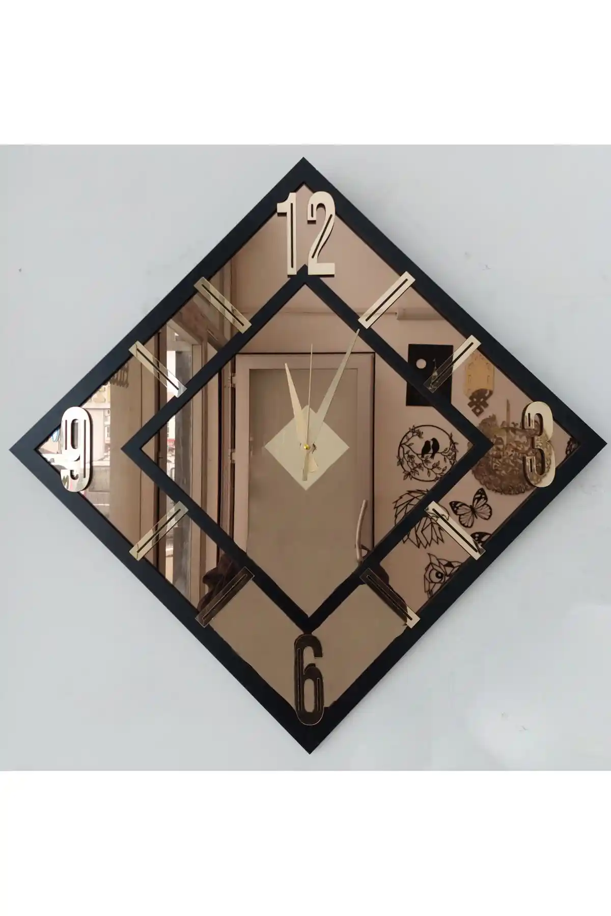 Aynalı Kare Duvar Saati ile Modern Dekorasyon ve Şıklık Yaratma Rehberi