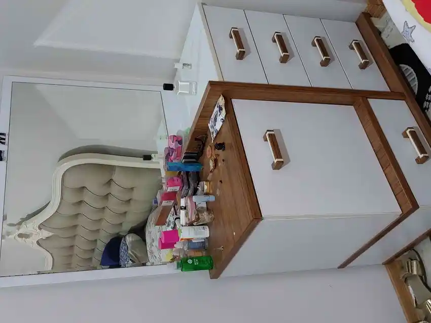 Aynalı Komidin ile Modern Dekorasyon ve Fonksiyonellik Bir Arada