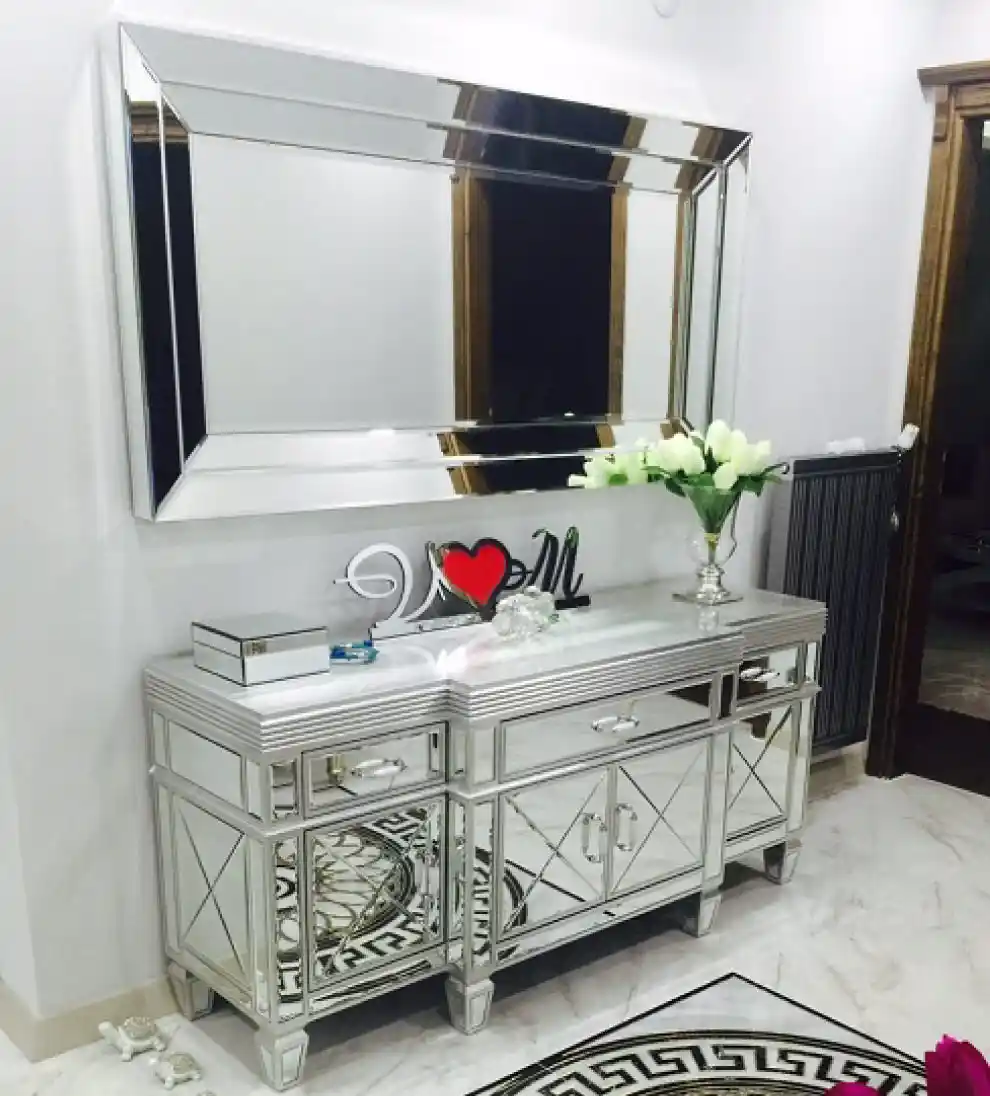 Aynalı Konsol Dekorasyonu: Modern ve Şık Mekanlar İçin Pratik Çözümler