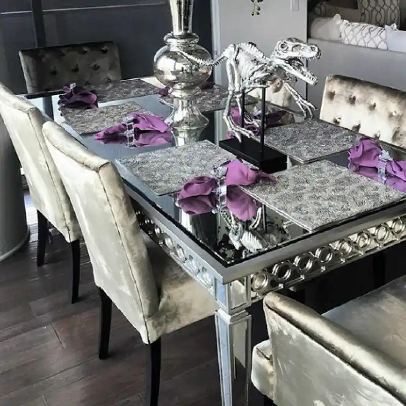 Aynalı Masa Dekorasyonda Şıklık ve İşlevselliği Bir Arada Sunar