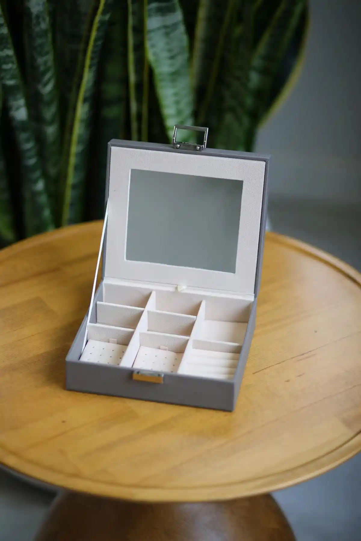 Aynalı Takı Kutuları ile Dekorasyonun Şıklığını ve Fonksiyonelliğini Artırın