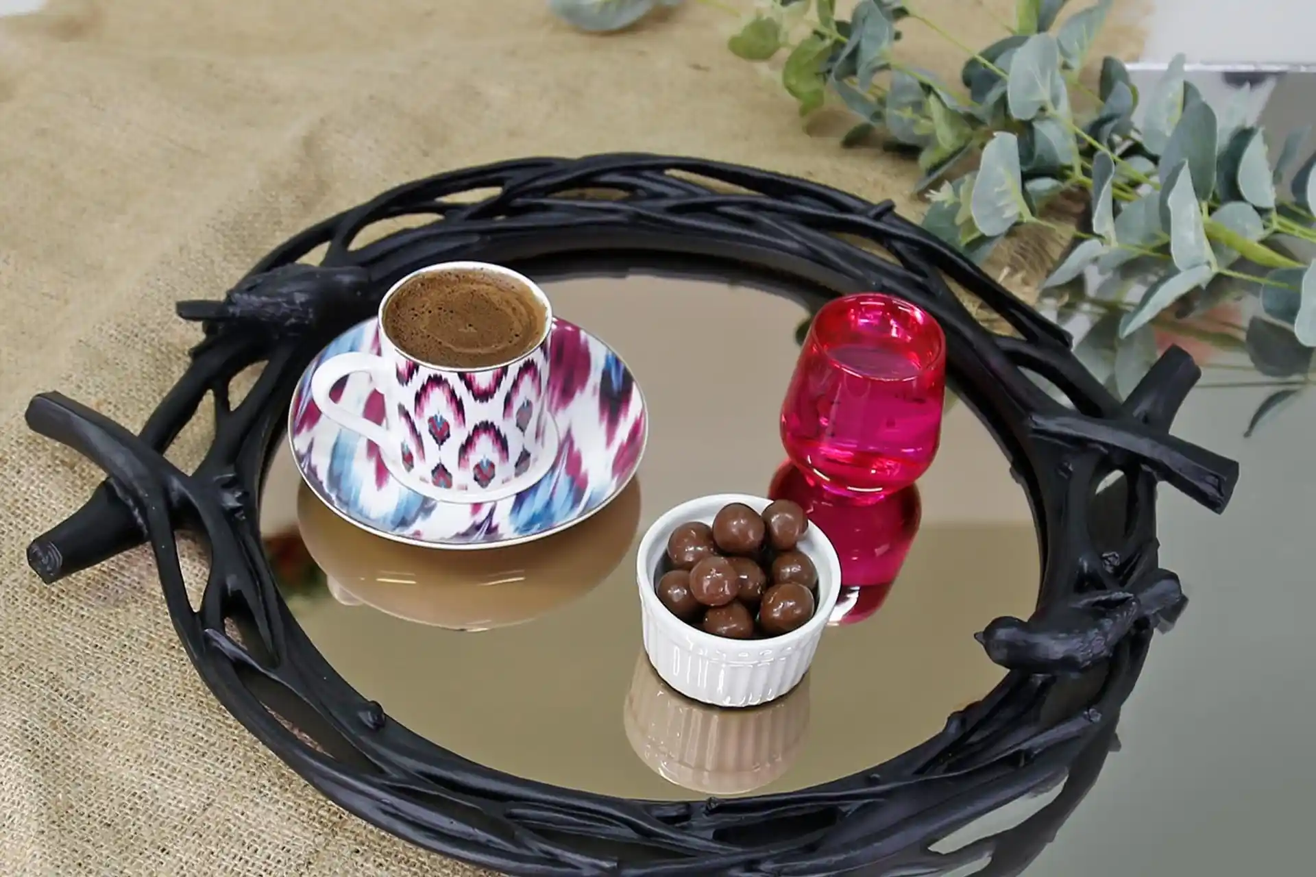 Aynalı Tepsi ile Dekorasyonda Zarafeti Yakalayın ve Mekanlara Şıklık Katın