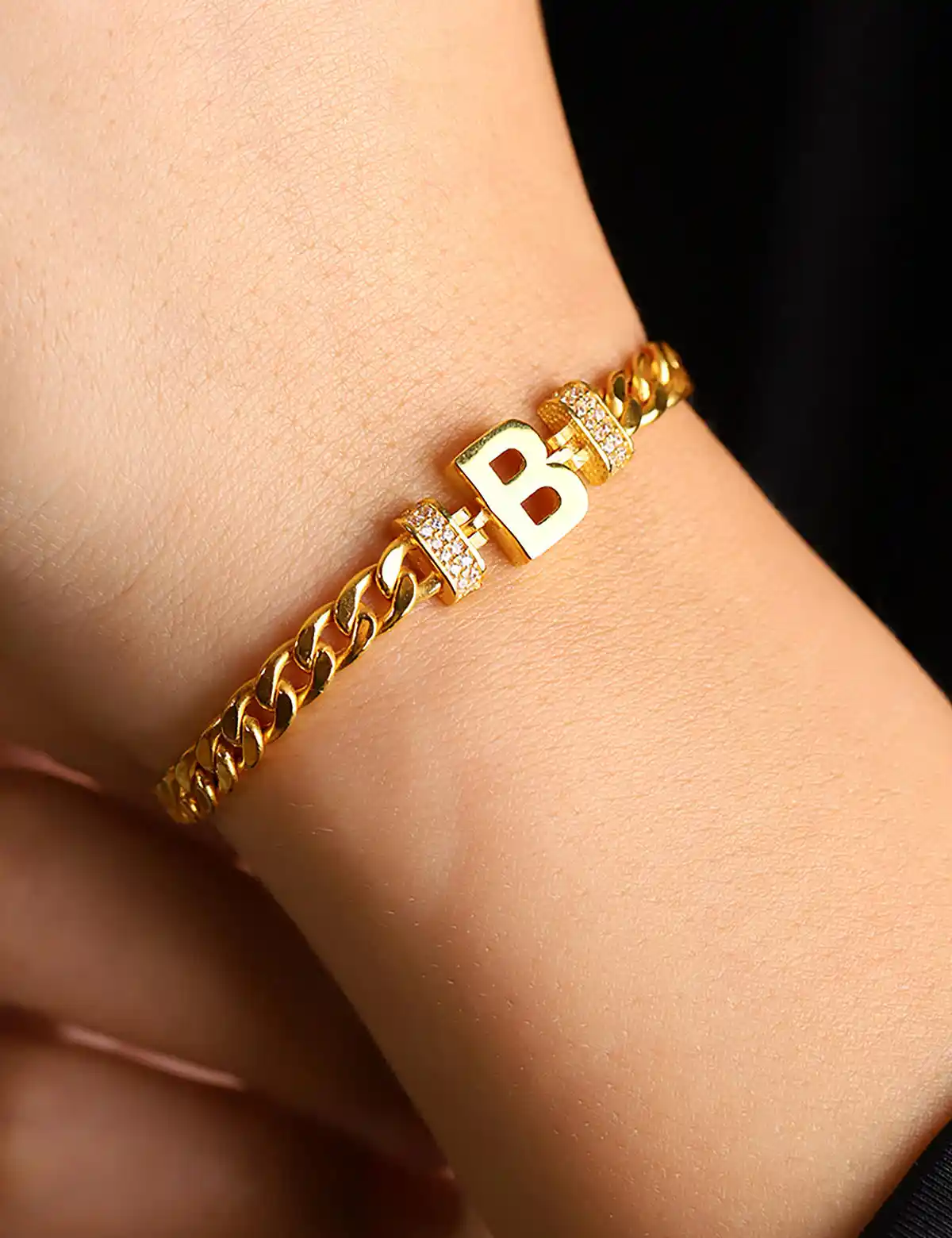 B Harfi Bileklikleri ile Dekorasyonda Şıklık ve Anlam Yaratmak