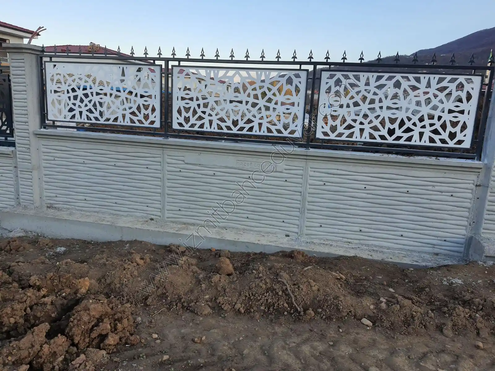 Bahçe Duvarı Dekorasyonu İçin Modern ve Doğal Tasarım Fikirleri ve Uygulama İpuçları