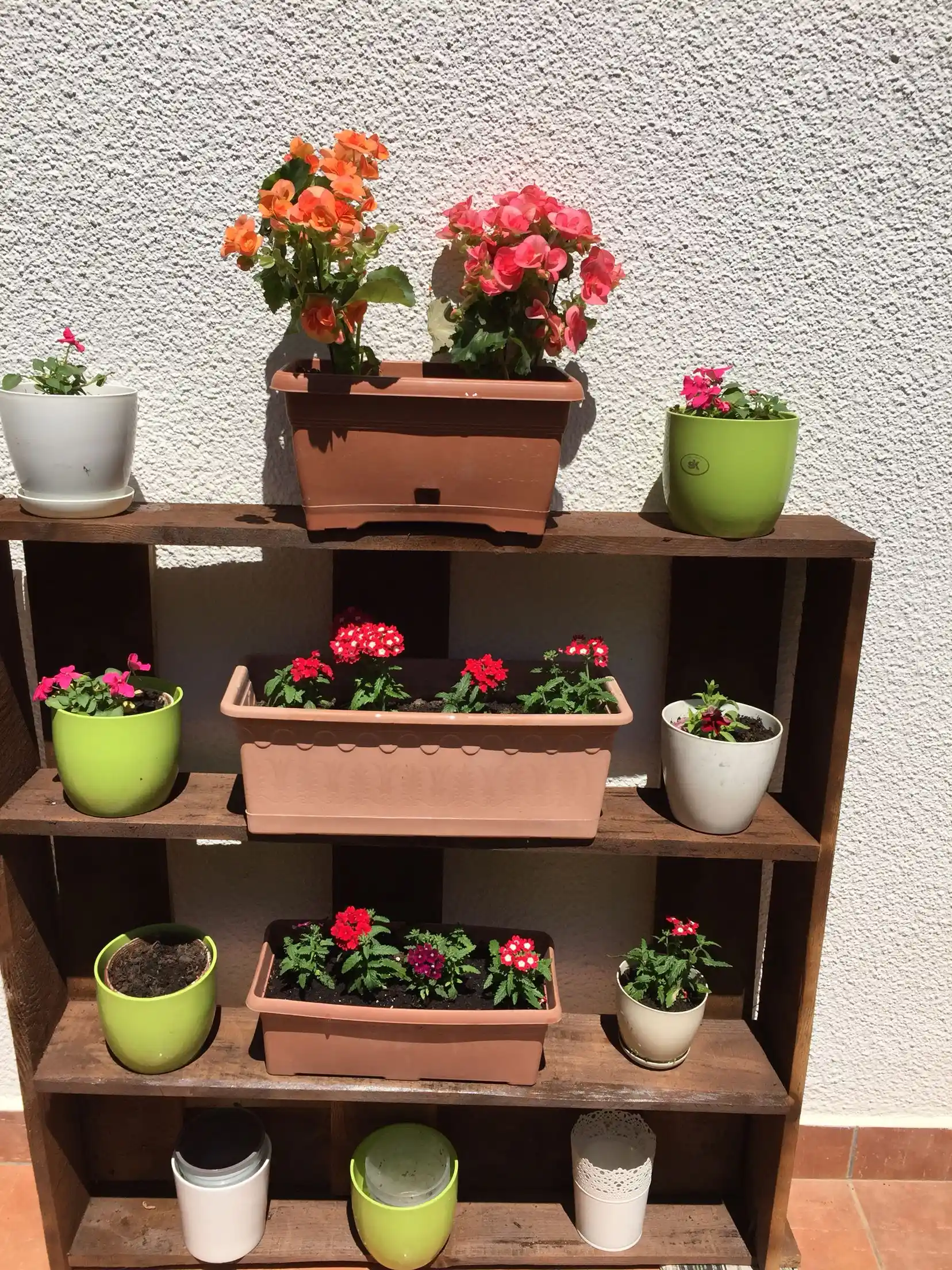 Bahçeye Çiçeklik Yapımı: Doğayla Uyumlu ve Estetik Bahçe Dekorasyonu Rehberi