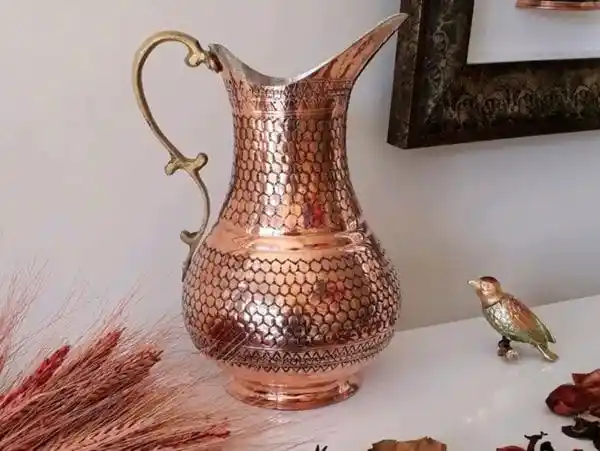 Bakır Aksesuarlar ile Salon Dekorasyonunuzu Şık ve Sıcak Hale Getirin