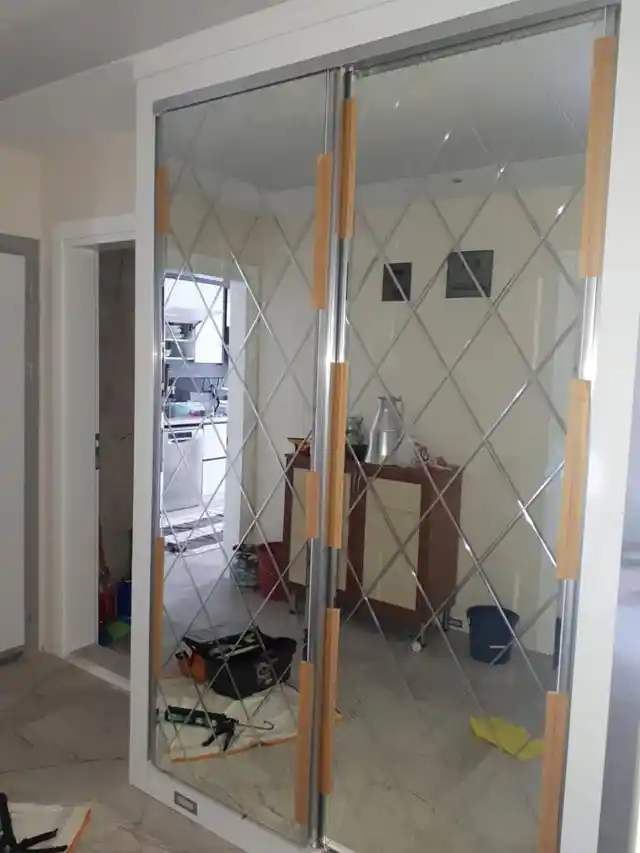 Baklava Desenli Aynalar ve Vestiyerler Dekorasyonda Şık ve Fonksiyonel Detaylar