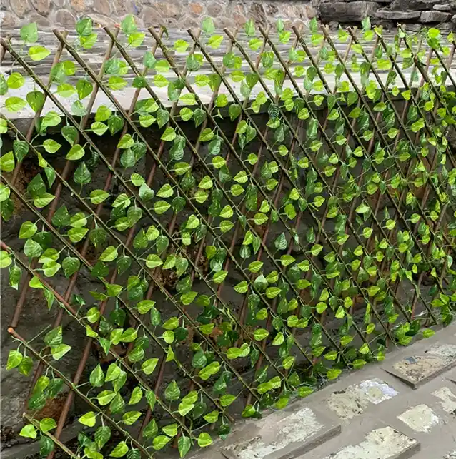 Balkon Dekorasyonunda Doğal ve Estetik Bir Çözüm: Sarmaşık Çitleri Kullanımı