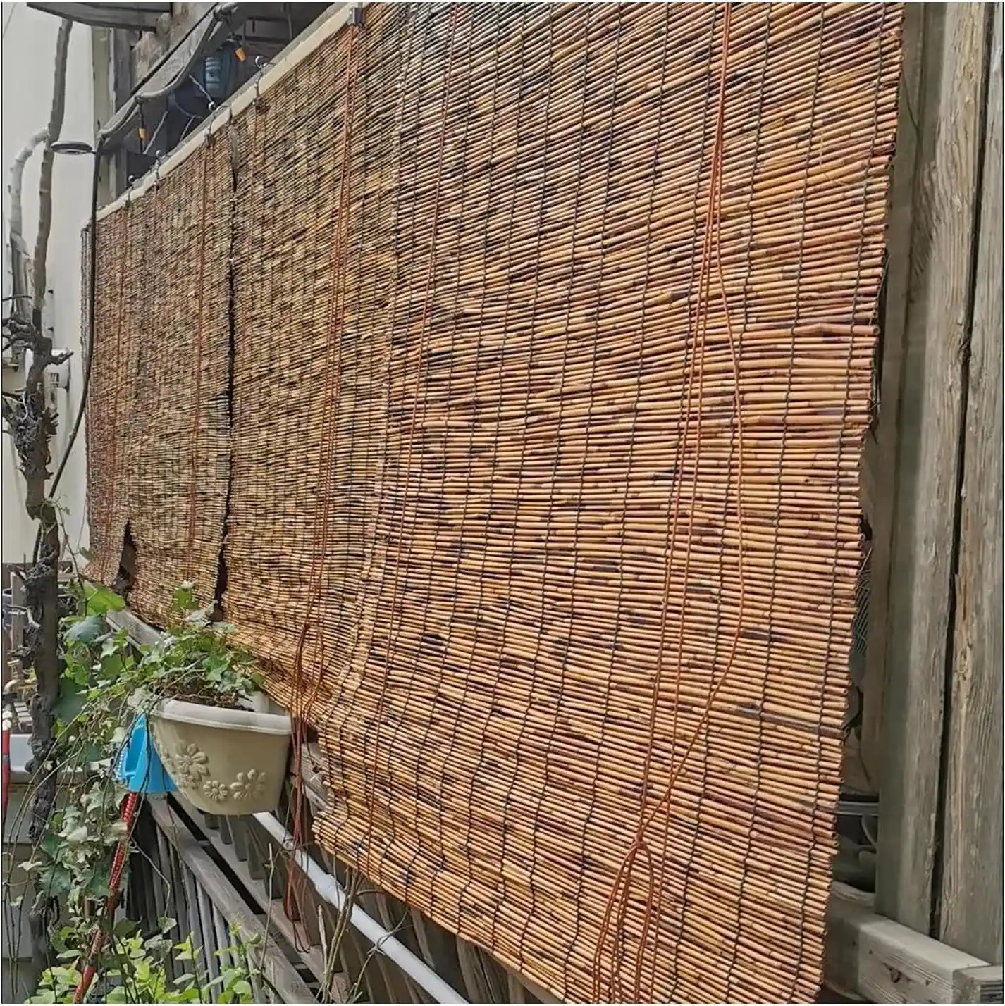 Balkon Dekorasyonunda Hasır Perde Kullanımının Avantajları ve Tasarım İpuçları