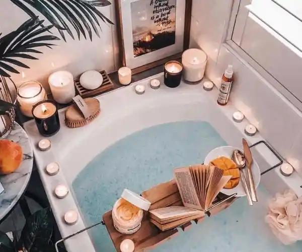 Banyoda Mum Dekorasyonu ile Sıcak ve Şık Bir Atmosfer Yaratma Rehberi