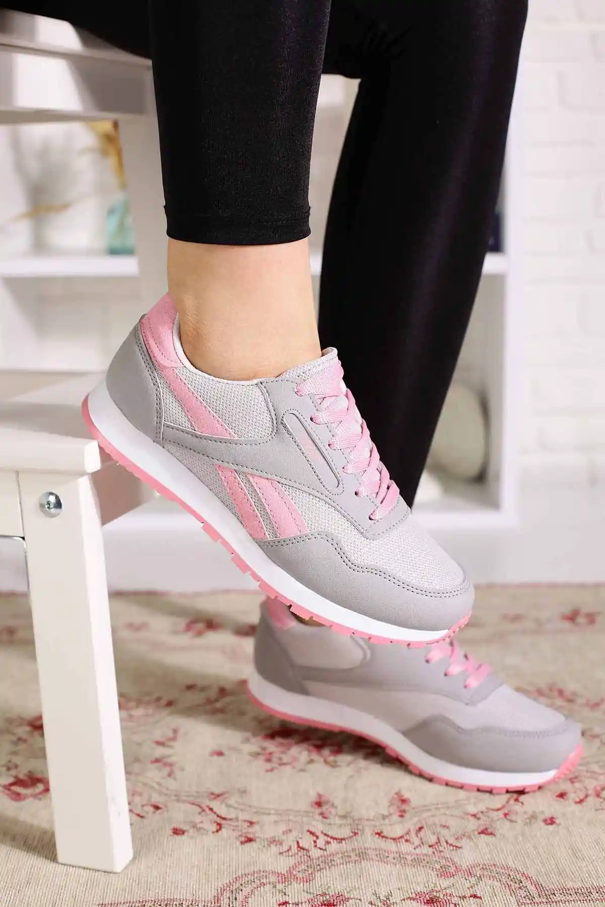 Bayan Ayakkabı Temasıyla Dekorasyonda Yenilikçi ve İlham Verici Fikirler