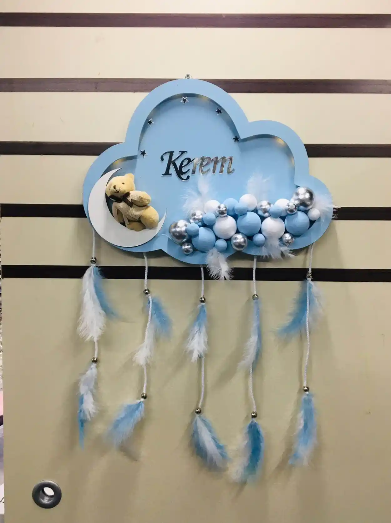 Bebek İsimli Kapı Süsü Dekorasyonunda Sıcak ve Şık Detaylar