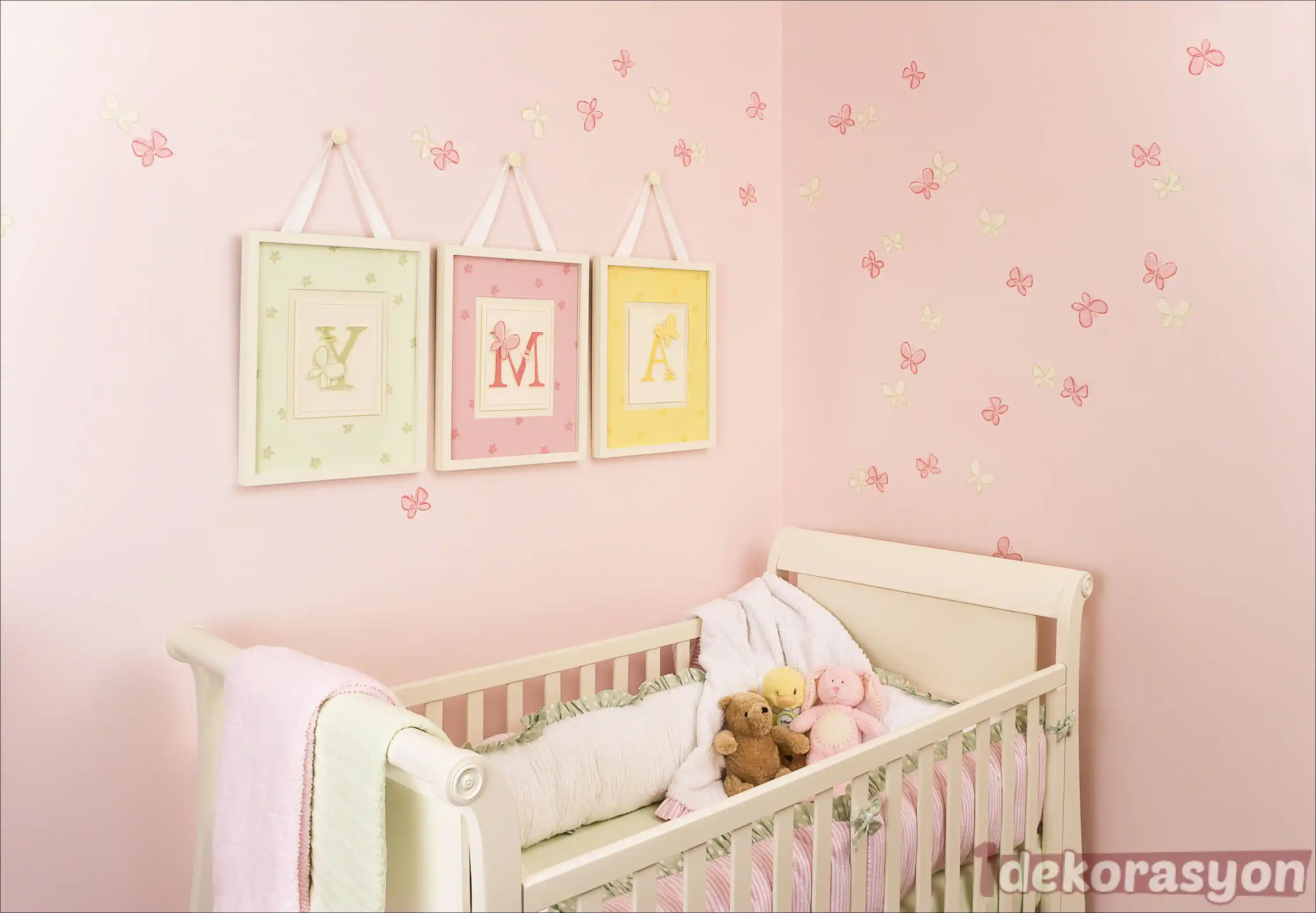 Bebek Odası Dekorasyonunda Duvar Aksesuarları ile Şık ve İşlevsel Çözümler