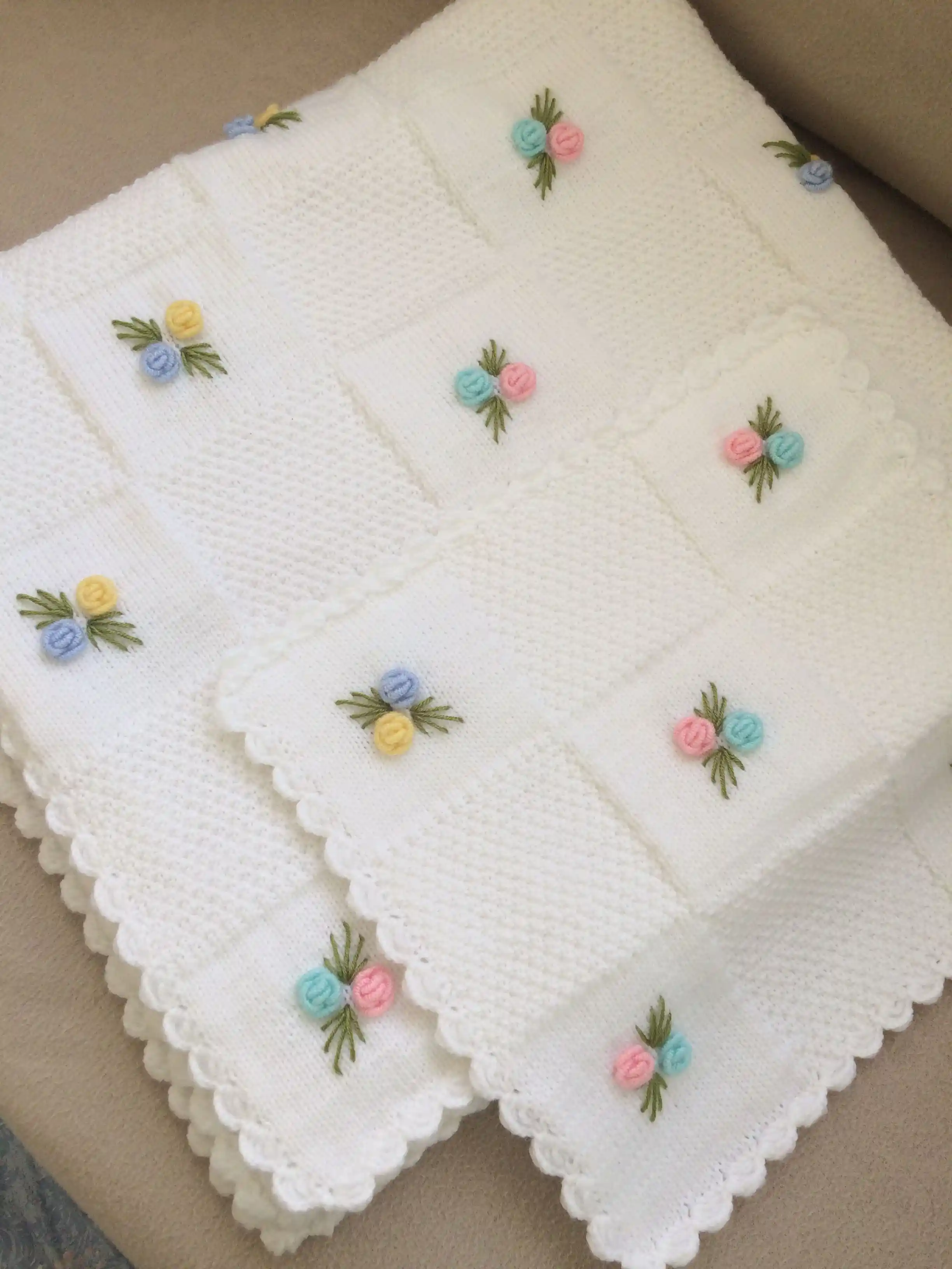 Bebek Odası Dekorasyonunda Sıcaklık ve Şıklık İçin Bebek Battaniyesi Seçenekleri