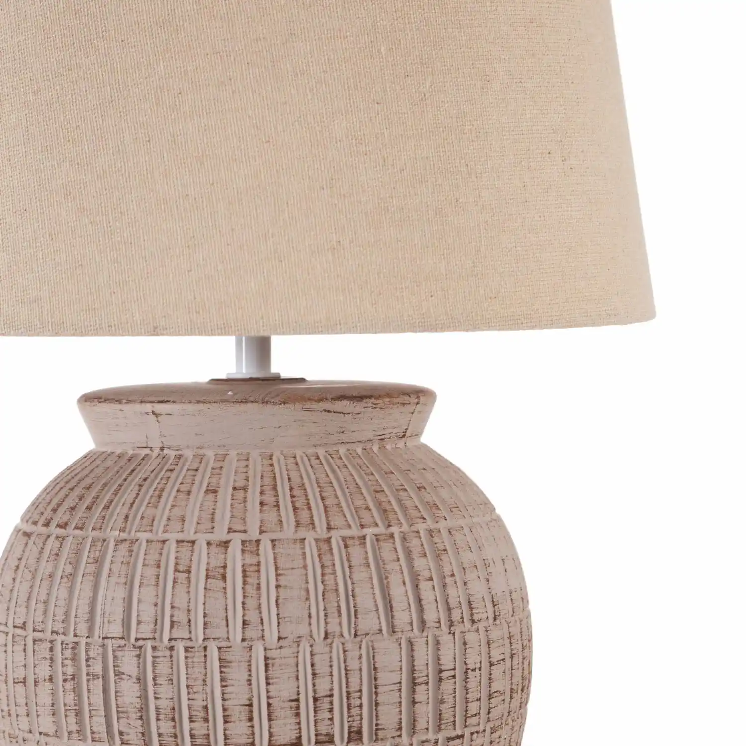 Bej Abajur ile Dekorasyonda Zarafet ve Sadeliğin Şık Uyumu