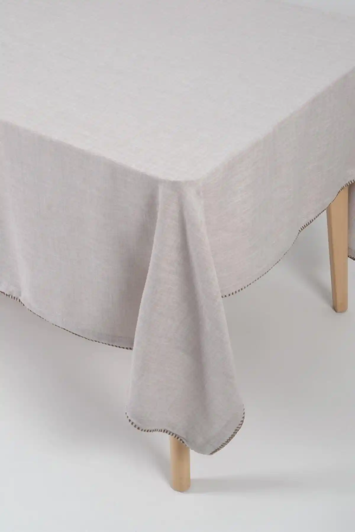 Bej Masa Örtüsü ile Dekorasyonda Zarafetin Simgesi ve Dekorasyon İpuçları