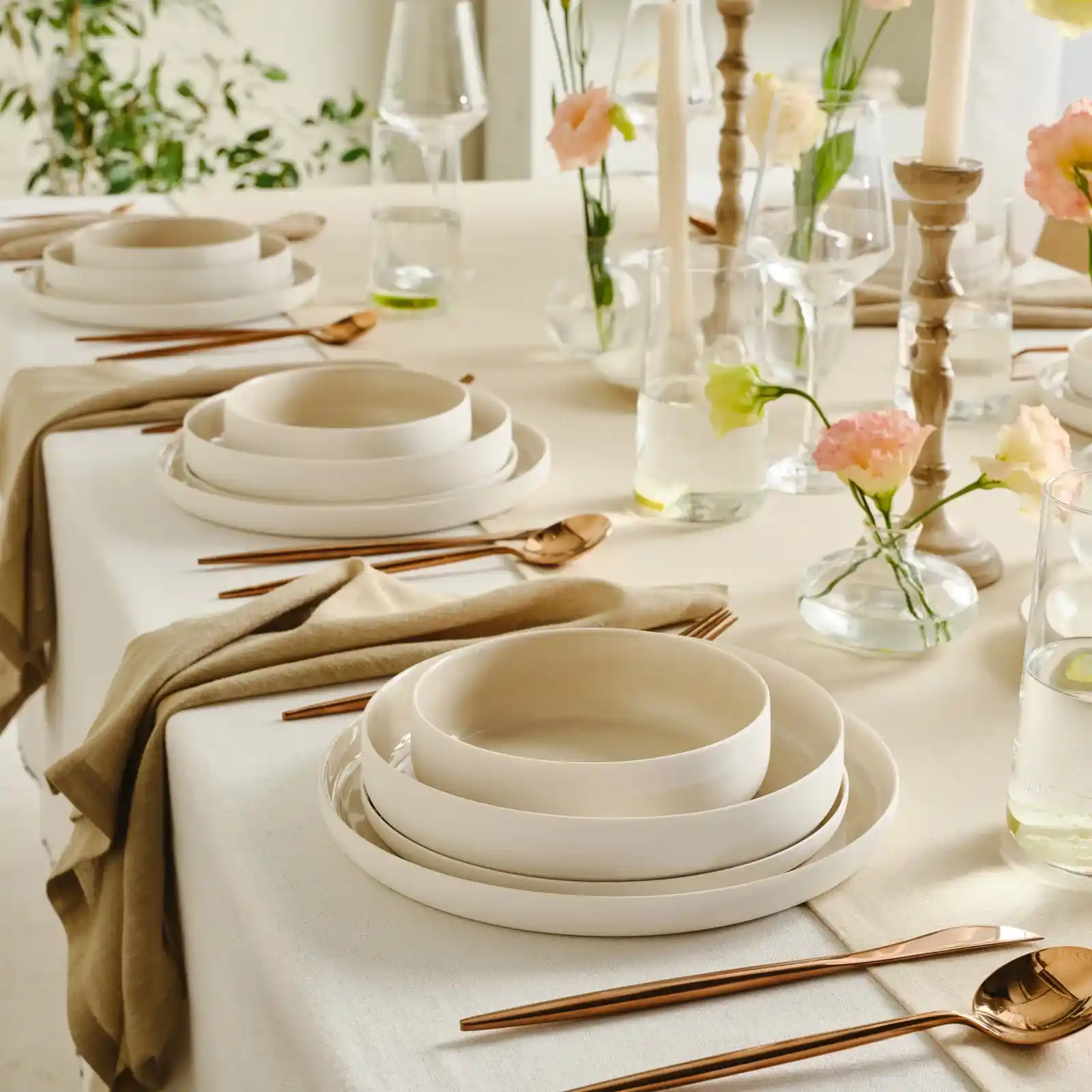 Bej Yemek Takımı ile Dekorasyonda Zarafetin ve Şıklığın Modern ve Klasik Uyumları