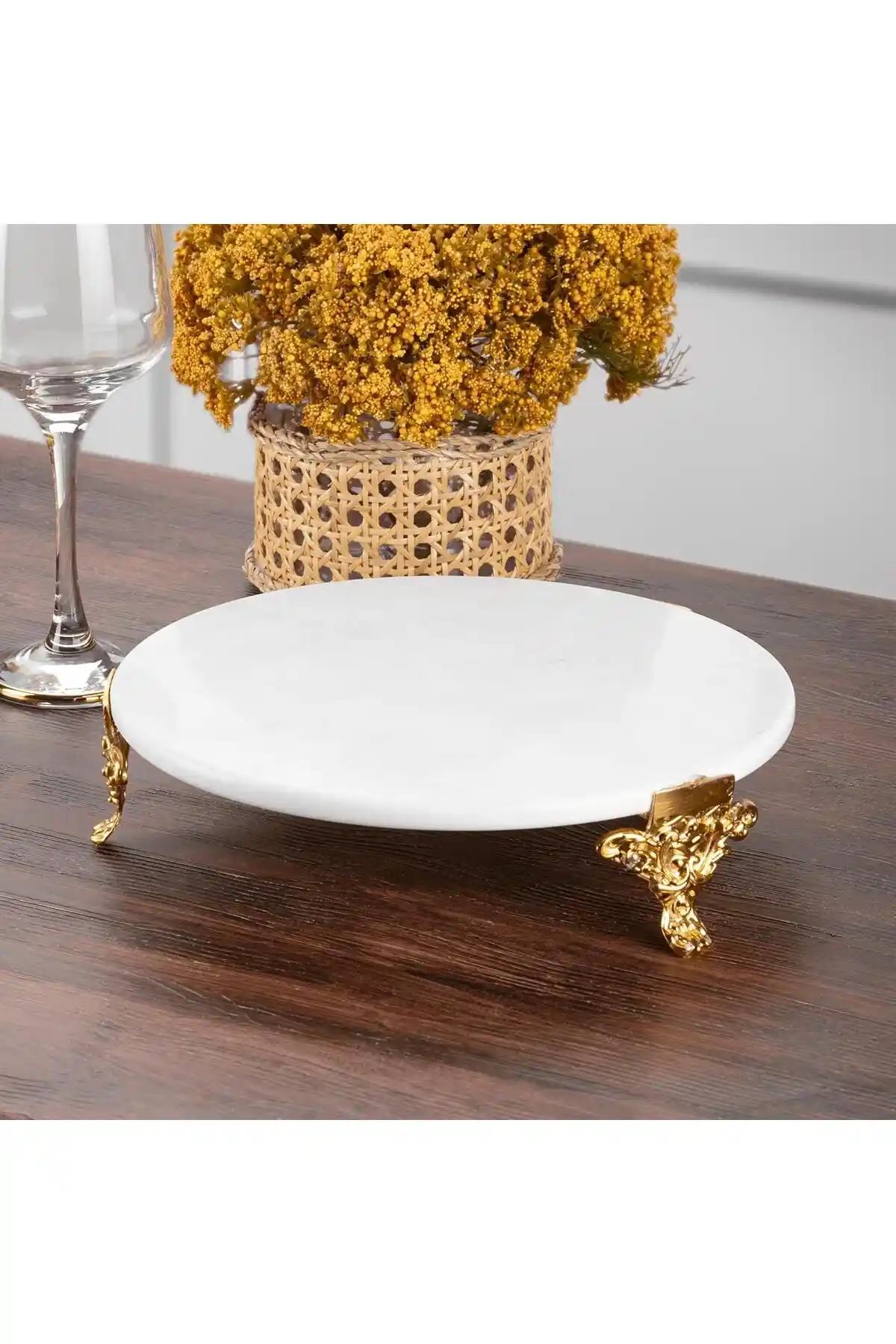 Bernardo Ayaklı Sunumluklar: Modern Dekorasyonda Estetik ve Fonksiyonellik Bir Arada