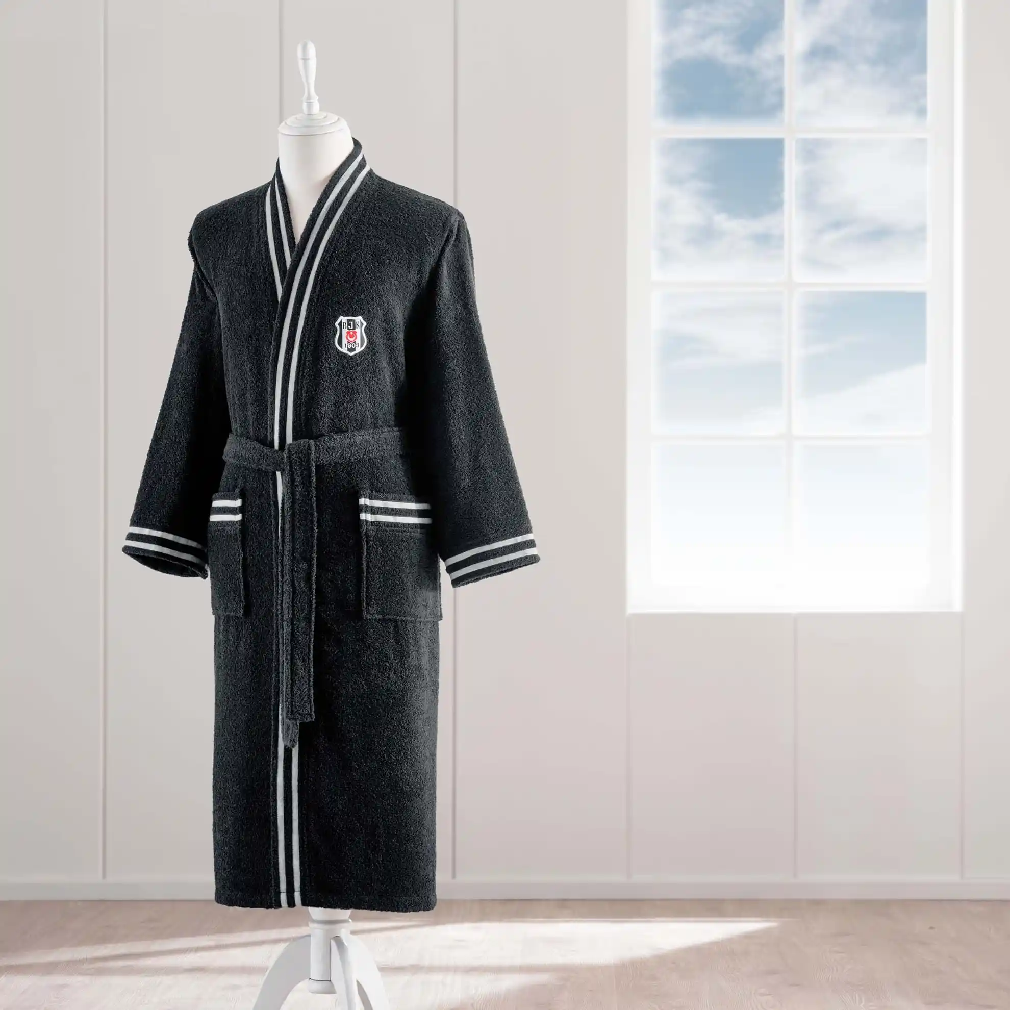 Beşiktaş Bornozlarıyla Günlük Konfor ve Dekorasyonda Kulüp Tutkunuzu Yansıtın