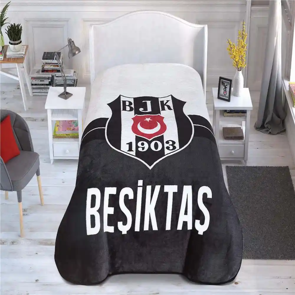 Beşiktaş Temalı Battaniyelerle Evinizde Şıklık ve Tutkuyu Yansıtın