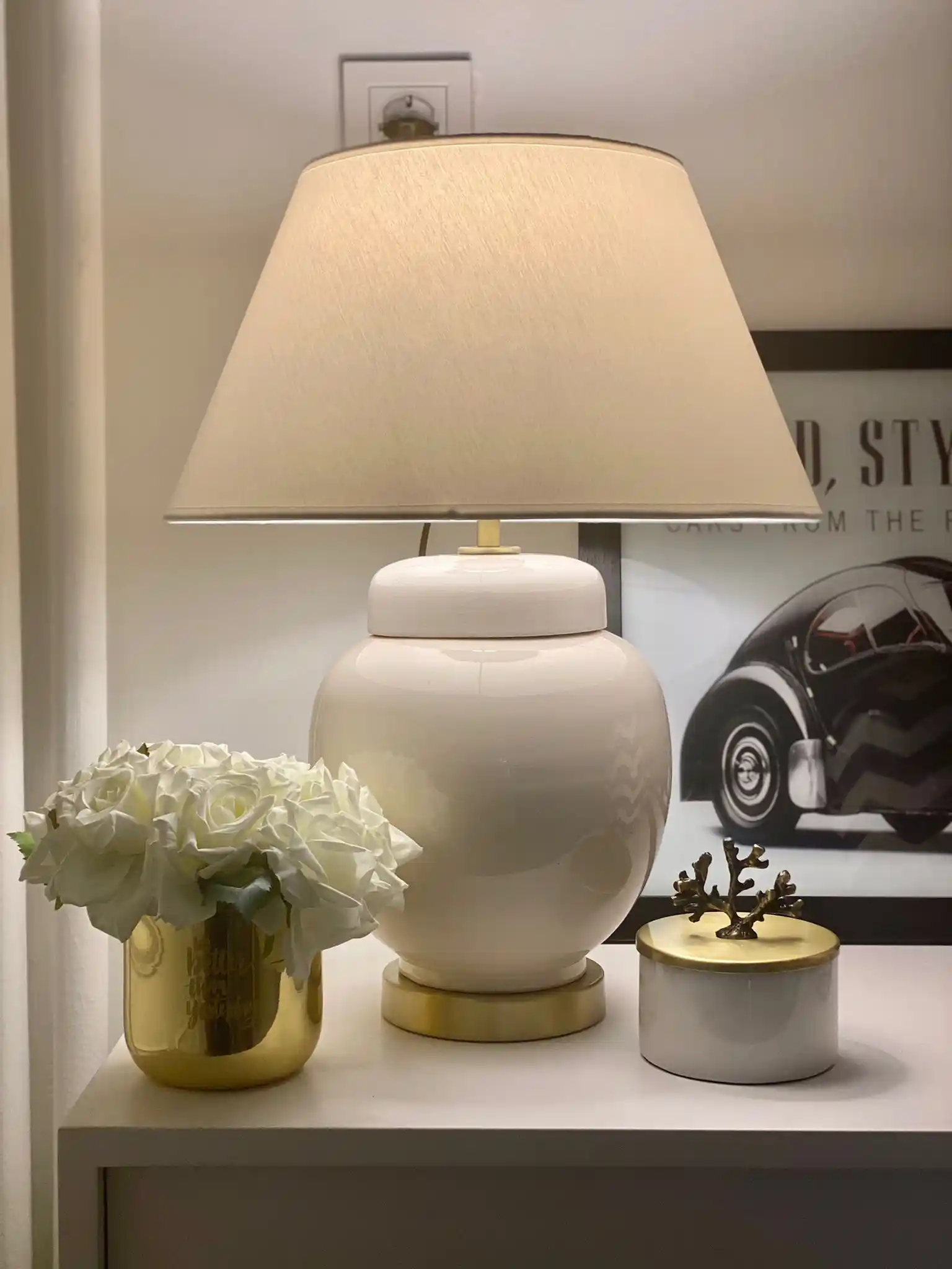 Beyaz Abajur ile Ev Dekorasyonunuza Şıklık ve Fonksiyonellik Katmanın Yolları