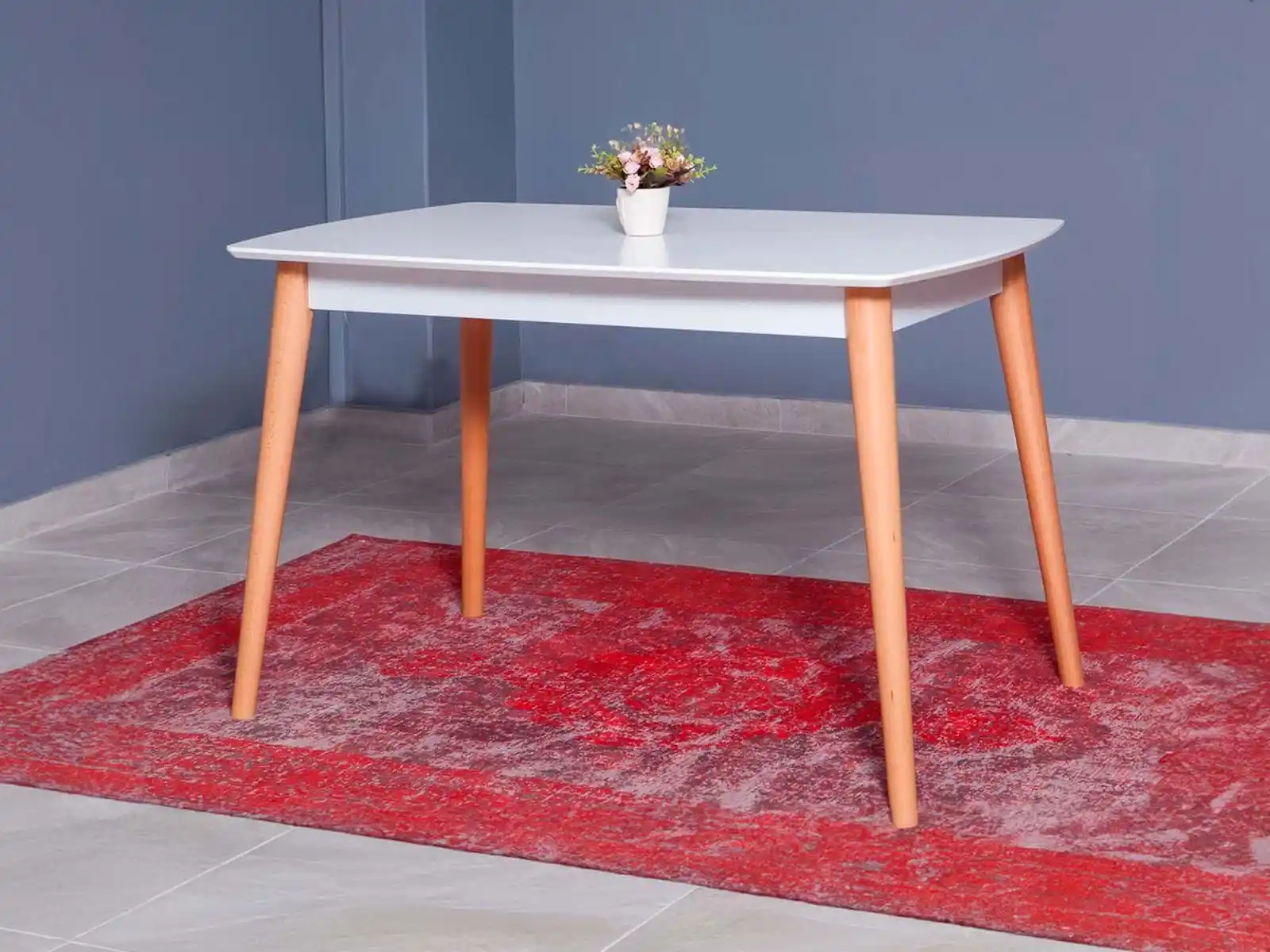 Beyaz Açılır Masalar ile Fonksiyonellik ve Şıklığın Modern Dekorasyondaki Yeri