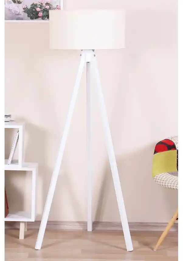 Beyaz Ayaklı Lambader ile Dekorasyonunuzu Modern ve Şık Hale Getirin