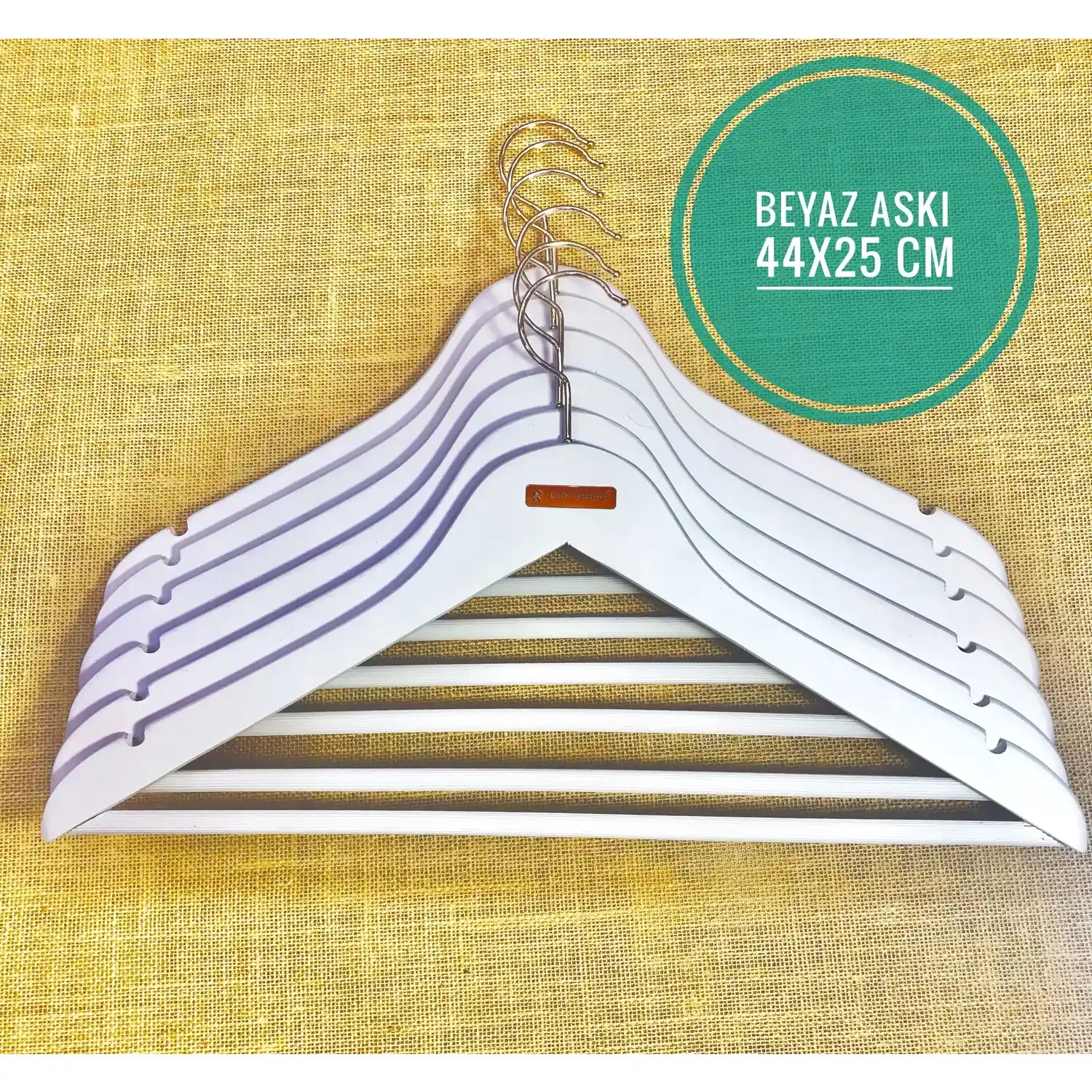 Beyaz Elbise Askısı ile Dekorasyonda Şıklık ve Fonksiyonellik Sağlayan İpuçları