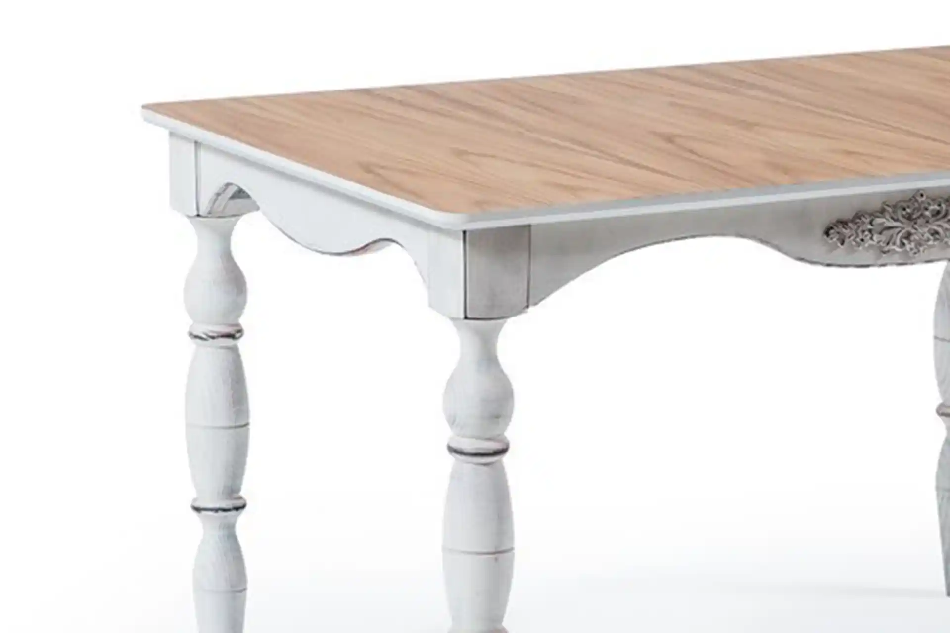 Beyaz Eskitme Masa Dekorasyonda Nostaljik ve Modern Şıklık Sunan Mobilya Seçenekleri