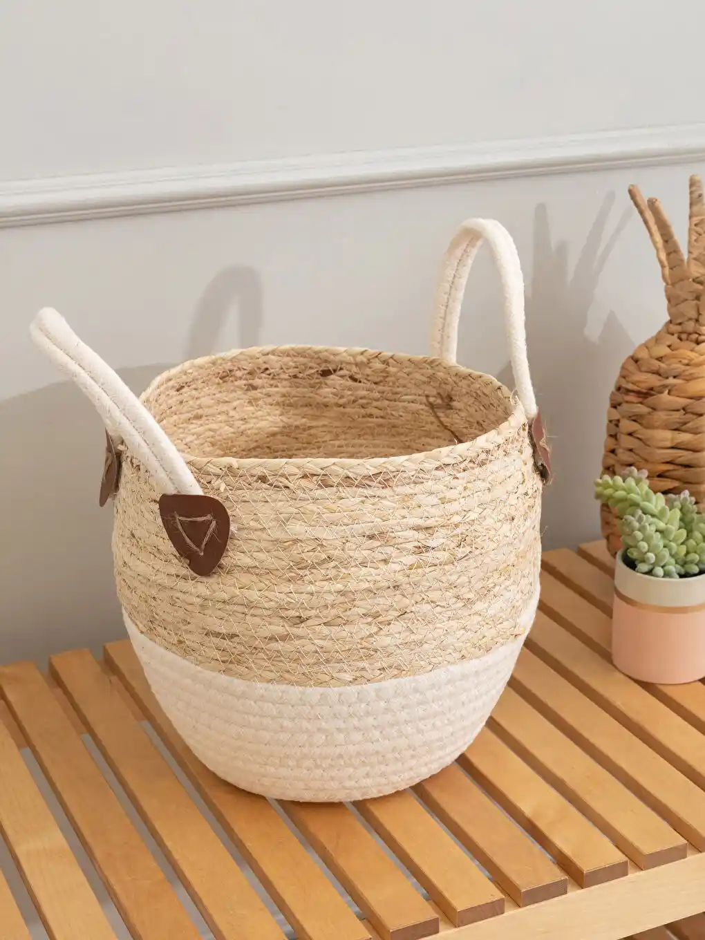 Beyaz Hasır Sepetleri ile Dekorasyonunuzu Modern ve Şık Bir Şekilde Yenileyin