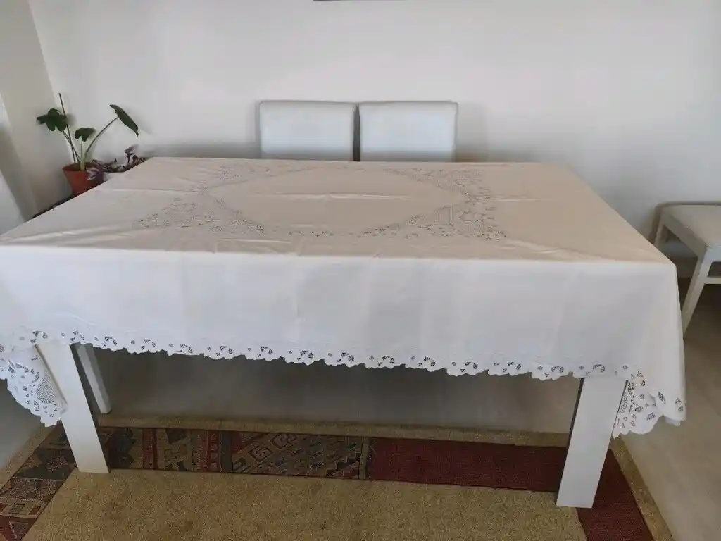 Beyaz İş Masa Örtüsü ile Dekorasyonunuzu Şıklık ve Ferahlıkla Yenileyin