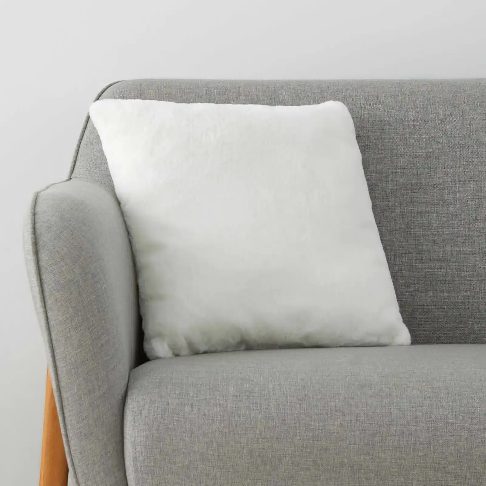 Beyaz Kırlentlerle Dekorasyonunuza Şıklık Katmanın Yolları ve İpuçları