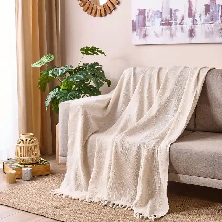 Beyaz Koltuk Şalıyla Dekorasyonunuzu Yenilemenin Yolları ve Stil İpuçları